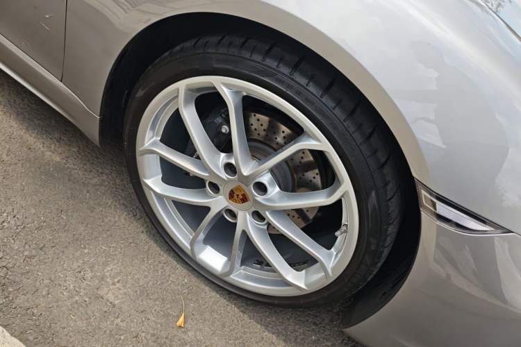 Used Porsche 718 2023 Cayman Style Edition 2.0T Right Front Wheel Hub