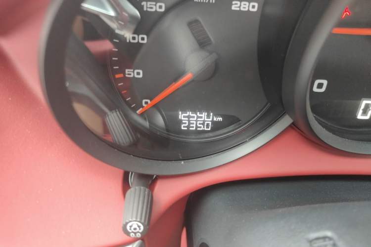 Used Porsche 718 2023 Boxster Style Edition 2.0T Odometer Close Up