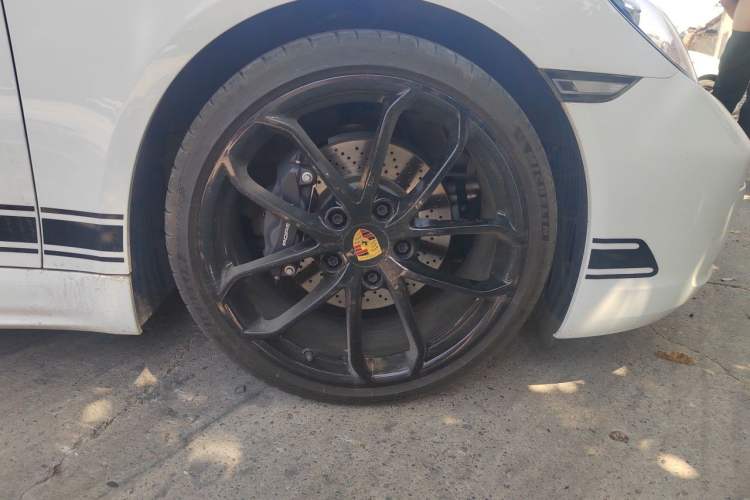 Used Porsche 718 2023 Boxster Style Edition 2.0T Right Front Wheel Hub