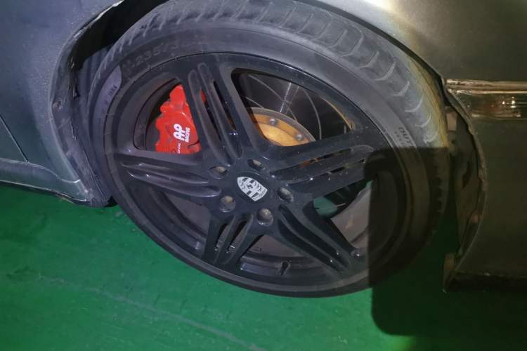 Used Porsche 911 2006 Carrera AT 3.6L Right Front Wheel Hub