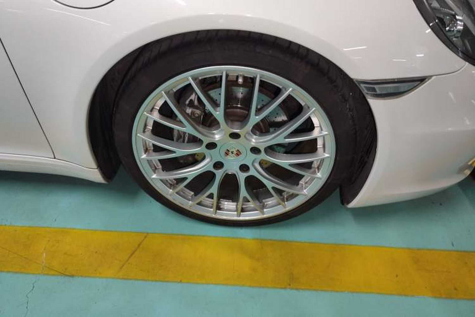 Used Porsche 911 2015 Carrera 4 Cabriolet 3.4L Style Edition Right Front Wheel Hub