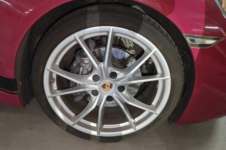 Used Porsche 911 2016 Carrera Cabriolet 3.0T Right Front Wheel Hub