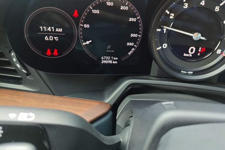 Used Porsche 911 2020 Carrera 4 3.0T Odometer Close Up