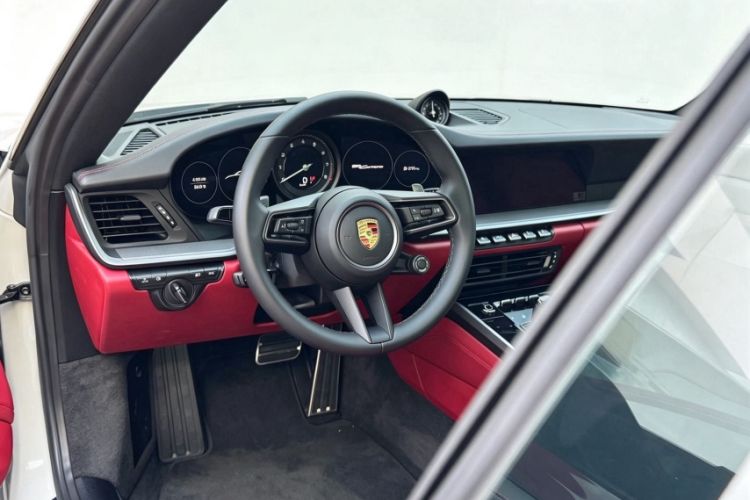 Used Porsche 911 2023 Carrera 3.0T Interior 2