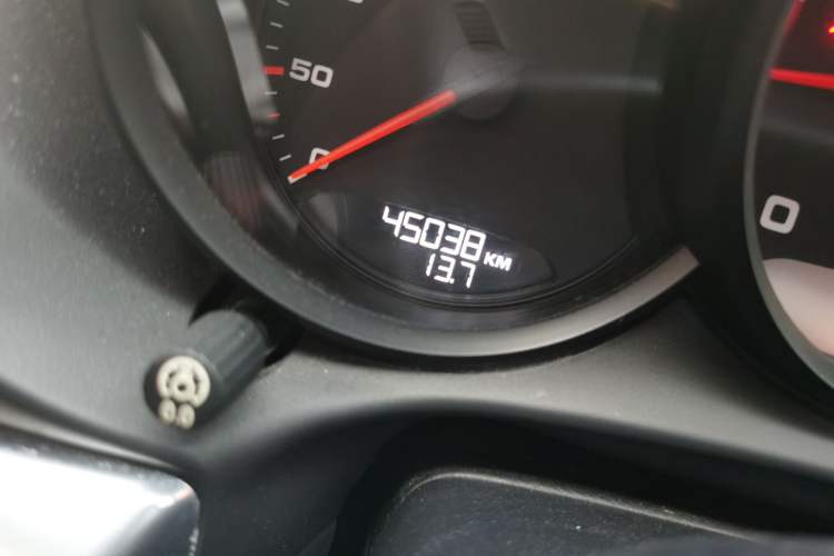 Used Porsche Boxster 2013 Boxster 2.7L Odometer Close Up
