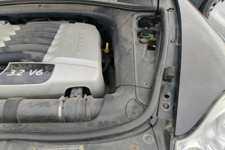 Used Porsche Cayenne 2006 Cayenne 3.2L AT Engine Bay Left