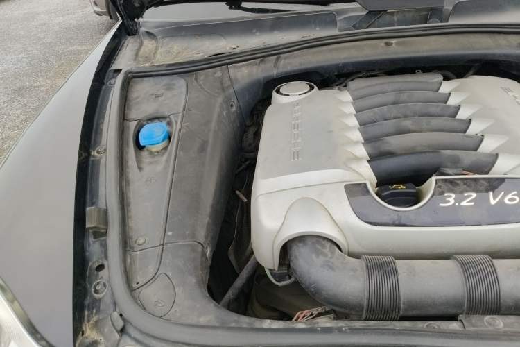 Used Porsche Cayenne 2006 Cayenne 3.2L AT Engine Bay Right