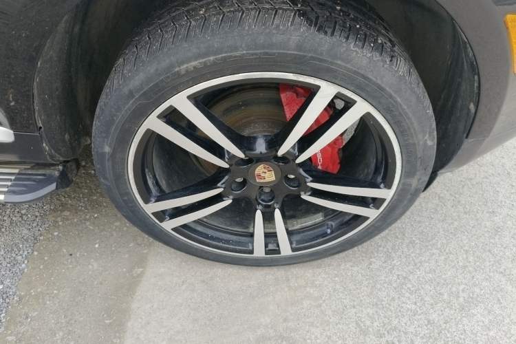 Used Porsche Cayenne 2006 Cayenne 3.2L AT Right Front Wheel Hub