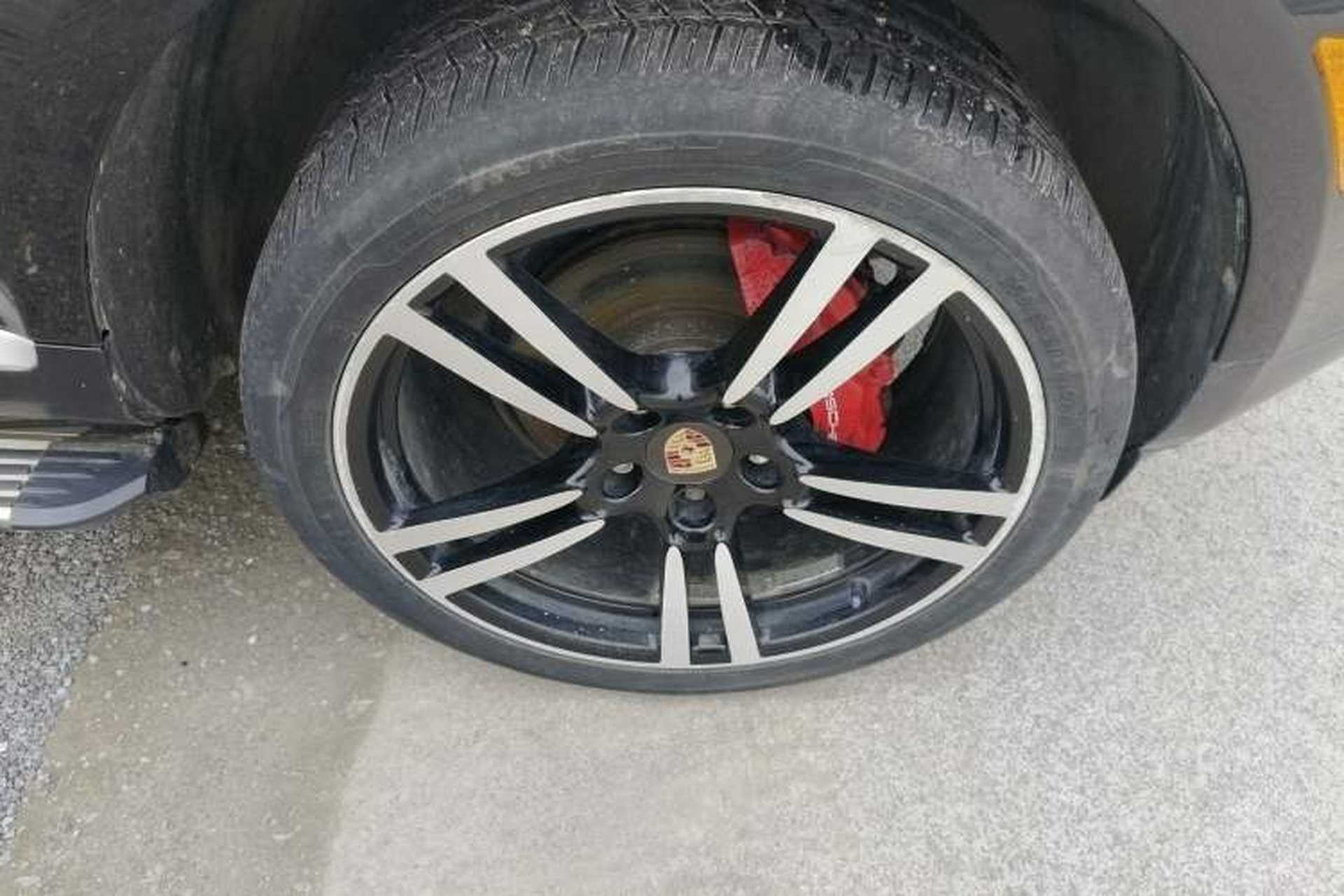 Used Porsche Cayenne 2006 Cayenne 3.2L AT Right Front Wheel Hub