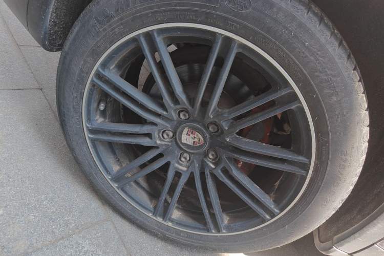 Used Porsche Cayenne  Right Front Wheel Hub