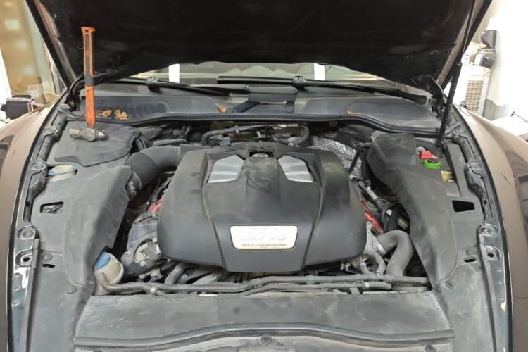 Used Porsche Cayenne 2011 Cayenne 3.0T Engine Bay