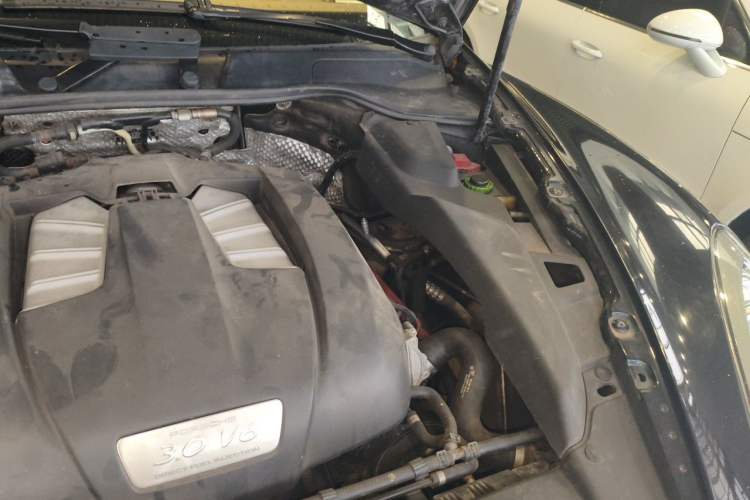Used Porsche Cayenne 2011 Cayenne 3.0T Engine Bay Left