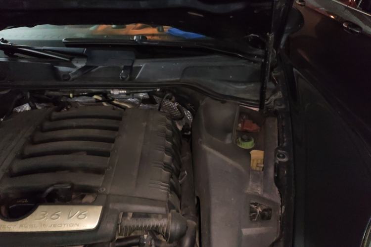 Used Porsche Cayenne 2011 3.6L automatic transmission U.S. specification Engine Bay Left