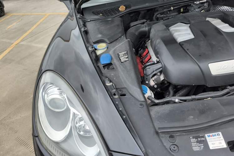 Used Porsche Cayenne 2011 Cayenne 3.0T Engine Bay Right