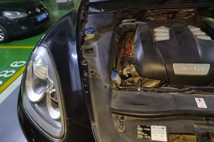 Used Porsche Cayenne 2011 Cayenne 3.0T Engine Bay Right