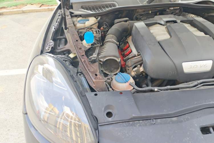 Used Porsche Cayenne 2011 Cayenne 3.0T Engine Bay Right