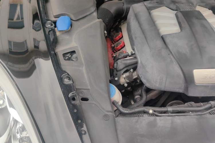 Used Porsche Cayenne 2011 Cayenne 3.0T Engine Bay Right