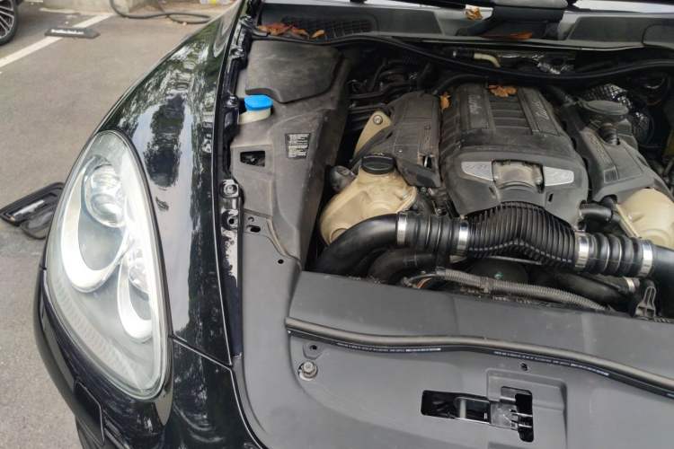 Used Porsche Cayenne 2011 Cayenne Turbo 4.8T Engine Bay Right