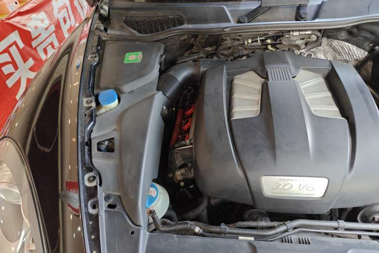Used Porsche Cayenne 2011 Cayenne 3.0T Engine Bay Right