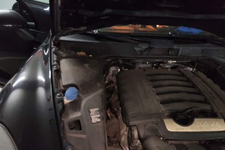 Used Porsche Cayenne 2011 3.6L automatic transmission U.S. specification Engine Bay Right