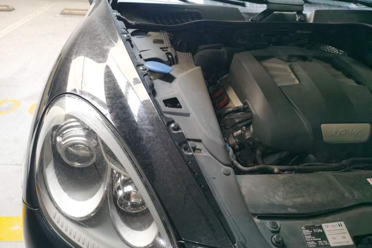 Used Porsche Cayenne 2011 Cayenne 3.0T Engine Bay Right