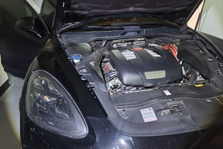 Used Porsche Cayenne 2011 Cayenne S Hybrid 3.0T Engine Bay Right