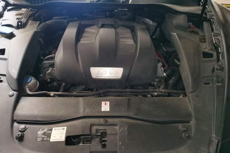 Used Porsche Cayenne 2011 Cayenne 3.0T Engine Bay