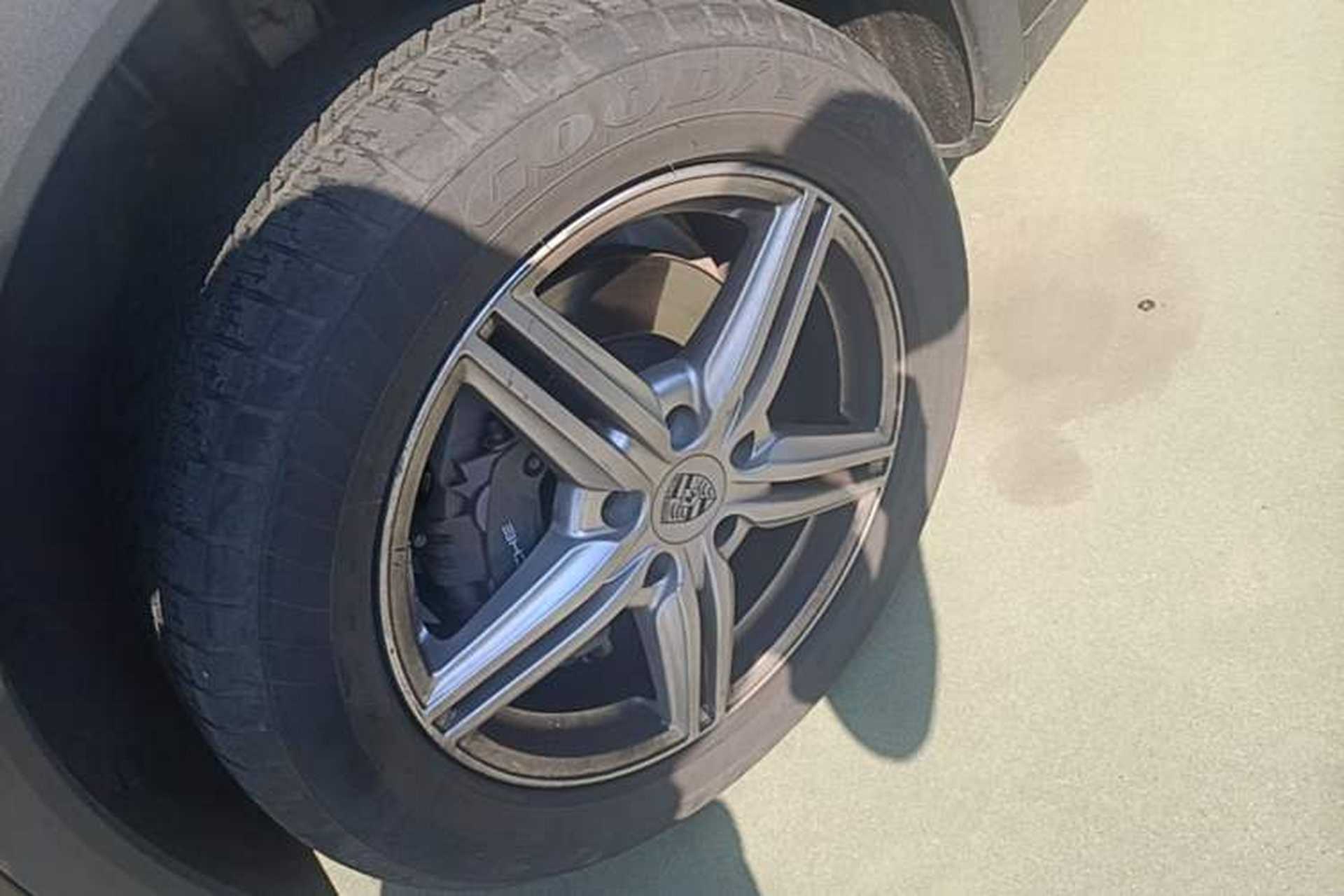 Used Porsche Cayenne 2011 Cayenne 3.0T Left Front Wheel Hub