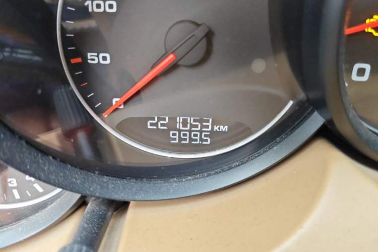 Used Porsche Cayenne 2011 Cayenne 3.0T Odometer Close Up