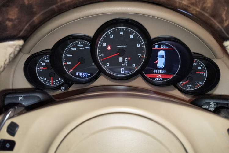Used Porsche Cayenne 2011 Cayenne 3.0T Odometer Close Up