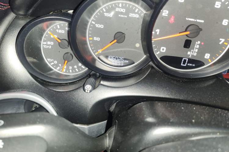 Used Porsche Cayenne 2011 Cayenne 3.0T Odometer Close Up