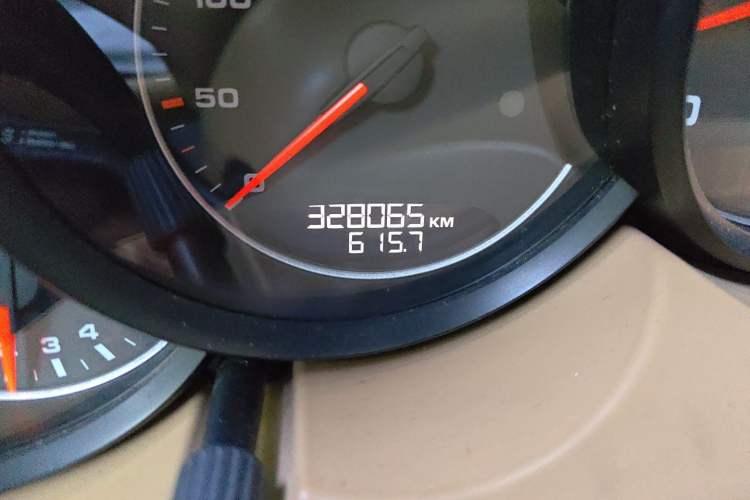 Used Porsche Cayenne 2011 Cayenne 3.0T Odometer Close Up