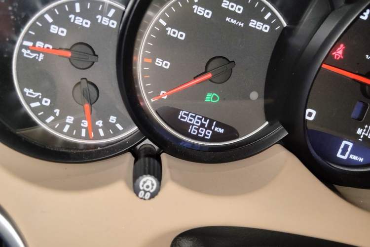 Used Porsche Cayenne 2011 Cayenne 3.0T Odometer Close Up