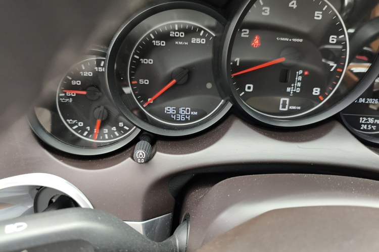 Used Porsche Cayenne 2011 Cayenne 3.0T Odometer Close Up
