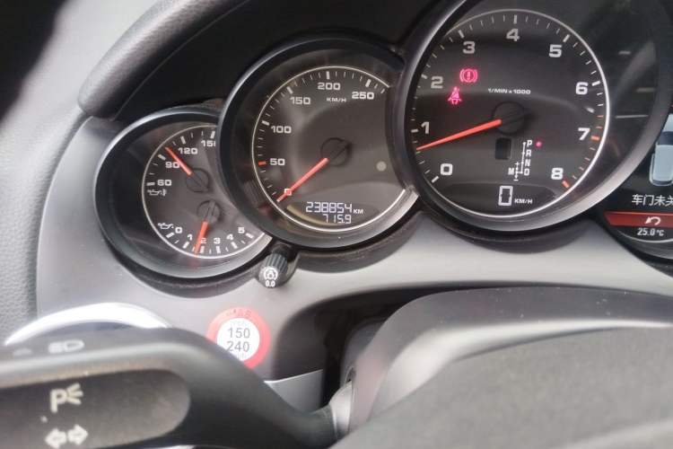 Used Porsche Cayenne 2011 Cayenne 3.0T Odometer Close Up