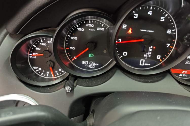 Used Porsche Cayenne 2011 Cayenne 3.0T Odometer Close Up