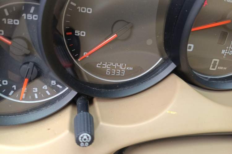 Used Porsche Cayenne 2011 Cayenne 3.0T Odometer Close Up