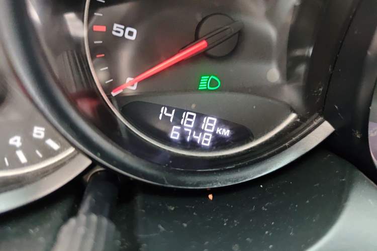 Used Porsche Cayenne 2011 Cayenne 3.0T Odometer Close Up