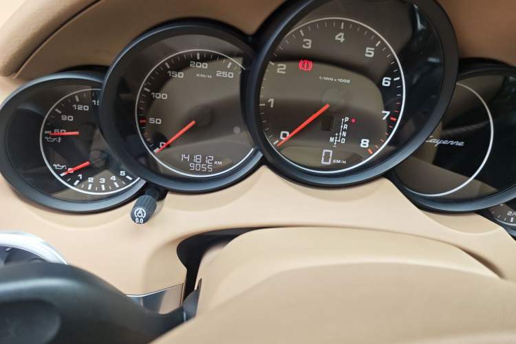 Used Porsche Cayenne 2011 Cayenne 3.0T Odometer Close Up