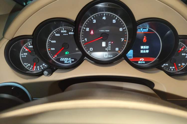 Used Porsche Cayenne 2011 Cayenne 3.0T Odometer Close Up