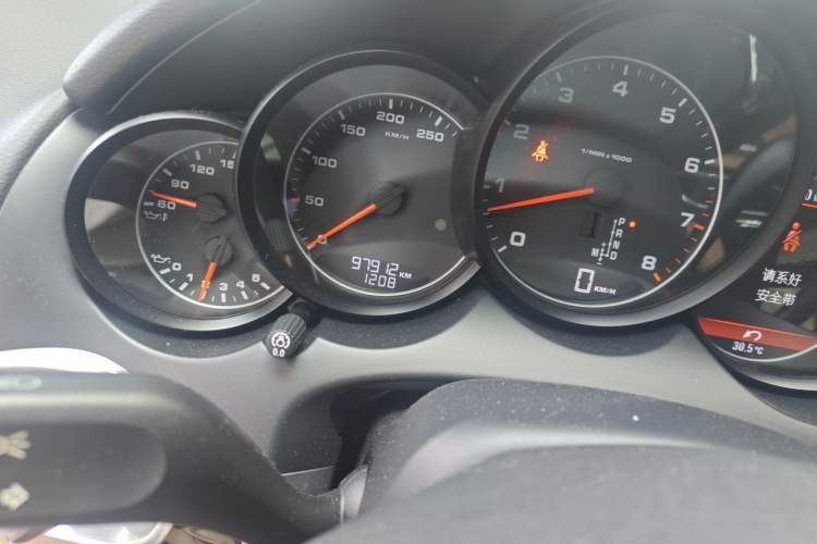 Used Porsche Cayenne 2011 Cayenne 3.0T Odometer Close Up