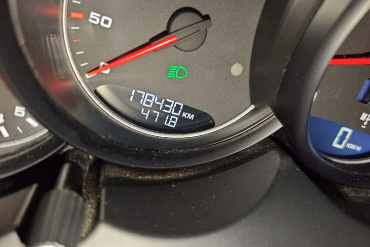 Used Porsche Cayenne 2011 Cayenne 3.0T Odometer Close Up