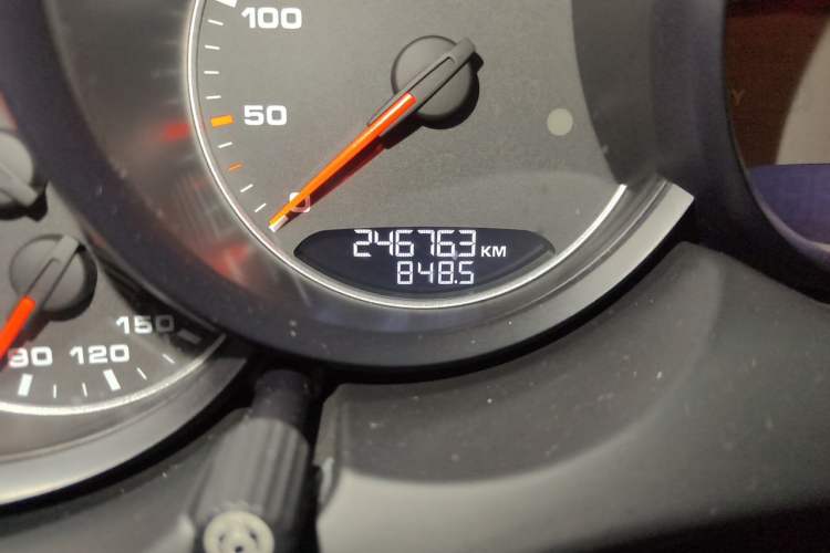 Used Porsche Cayenne 2011 Cayenne S Hybrid 3.0T Odometer Close Up