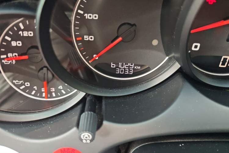 Used Porsche Cayenne 2011 Cayenne S Hybrid 3.0T Odometer Close Up