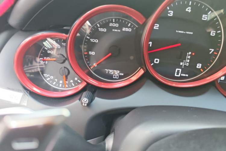 Used Porsche Cayenne 2011 Cayenne 3.0T Odometer Close Up