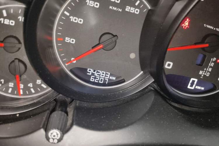 Used Porsche Cayenne 2011 Cayenne 3.0T Odometer Close Up