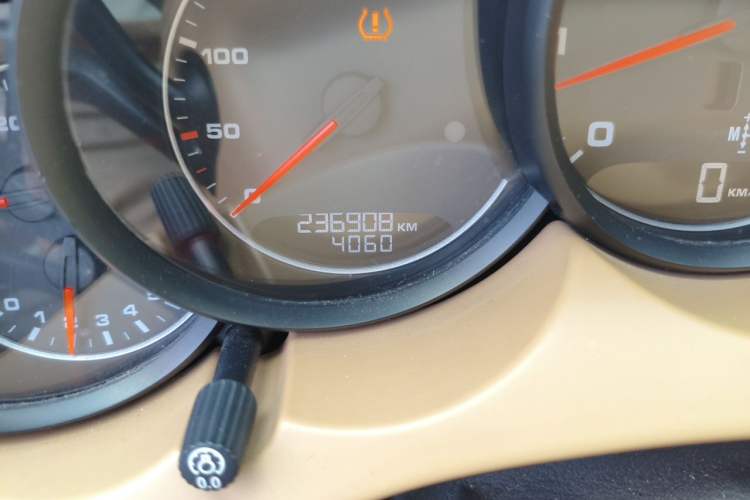 Used Porsche Cayenne 2011 Cayenne 3.0T Odometer Close Up