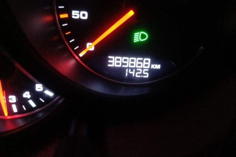 Used Porsche Cayenne 2011 Cayenne 3.0T Odometer Close Up