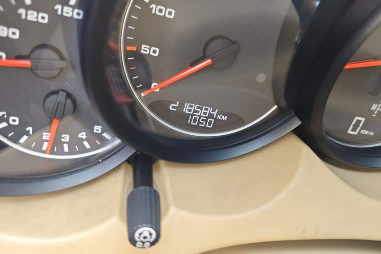 Used Porsche Cayenne 2011 Cayenne 3.0T Odometer Close Up