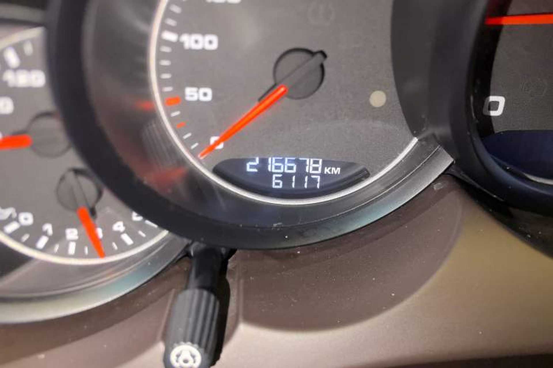 Used Porsche Cayenne 2011 Cayenne Turbo 4.8T Odometer Close Up